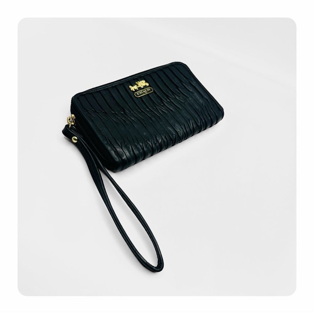 β
Coach Madison Gathered Twist Pleated Leather Wallet / Wristlet - Black/Gold β
- Picture 9 of 14
